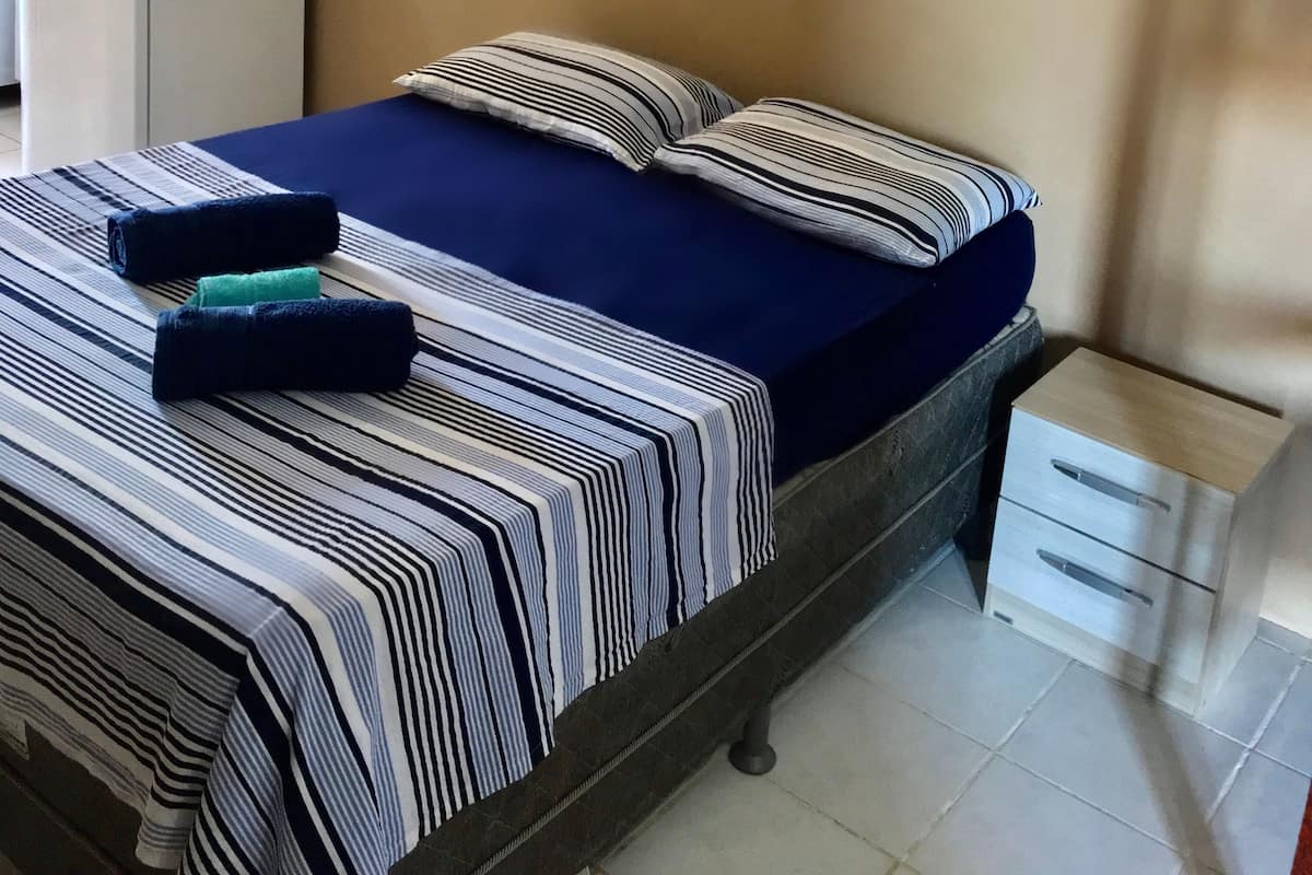 Quarto casal | Escrivaninha, ferros/tábuas de passar roupa, Wi-Fi de cortesia