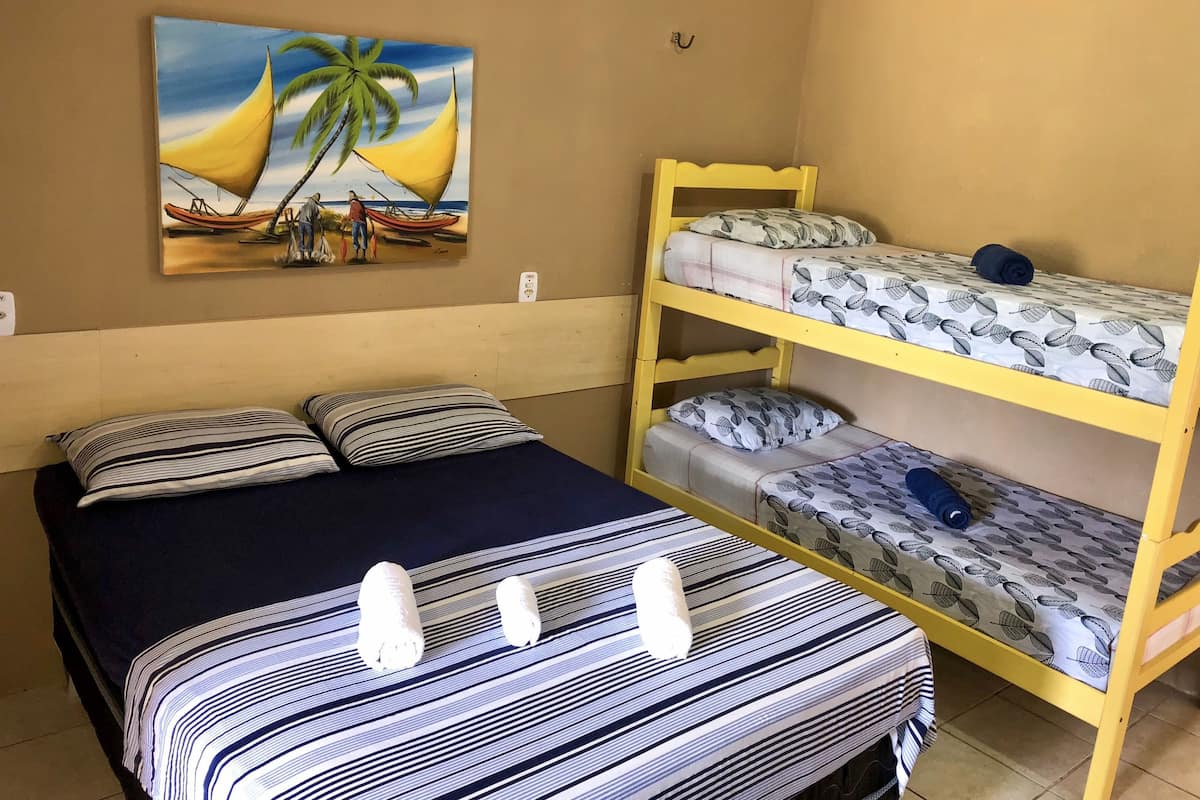 Quarto quádruplo (Ventilador) | Escrivaninha, ferros/tábuas de passar roupa, Wi-Fi de cortesia