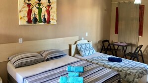 Escritorio, tabla de planchar con plancha, wifi gratis y ropa de cama 
