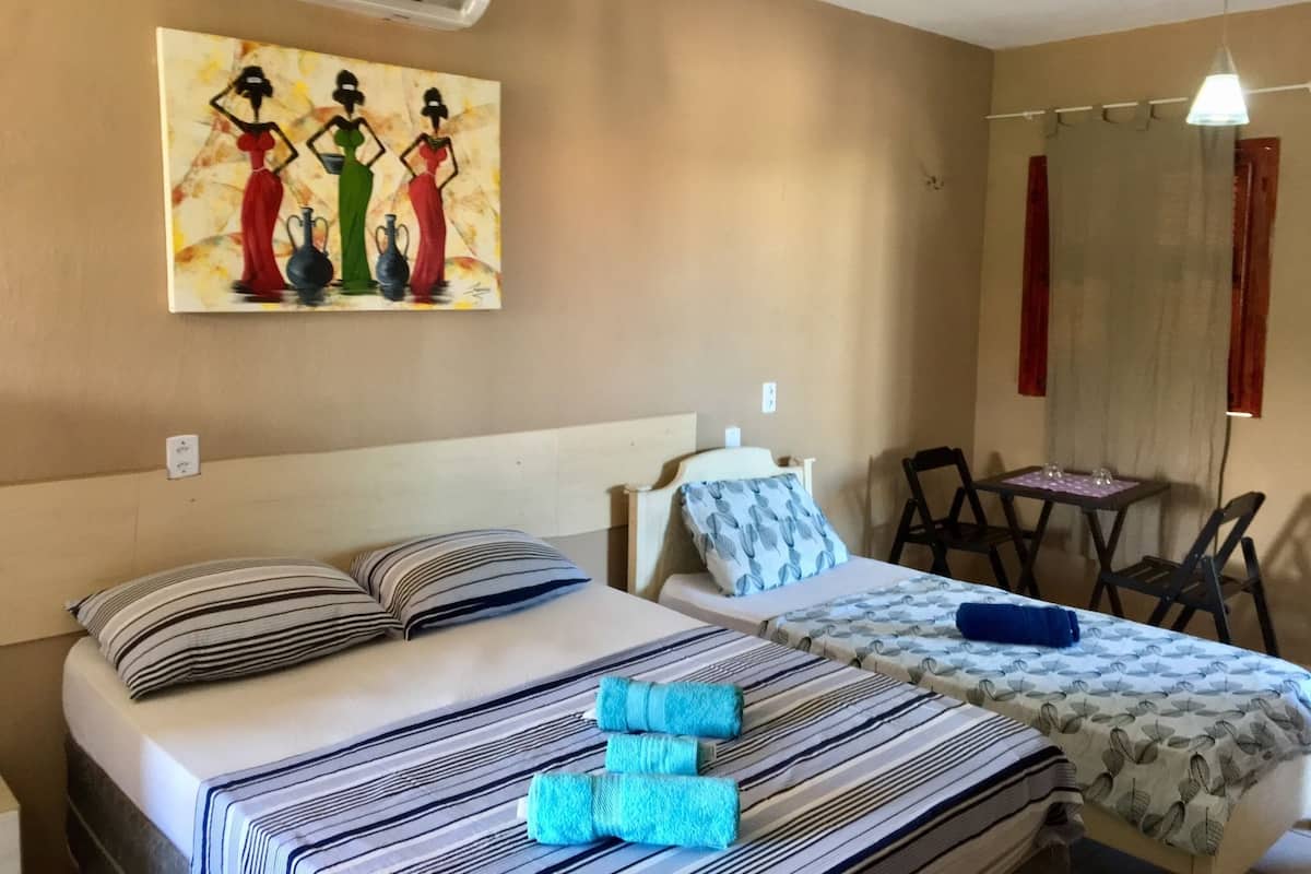 Quarto triplo | Escrivaninha, ferros/tábuas de passar roupa, Wi-Fi de cortesia