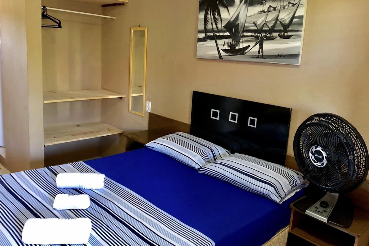 Quarto casal (Ventilador) | Escrivaninha, ferros/tábuas de passar roupa, Wi-Fi de cortesia