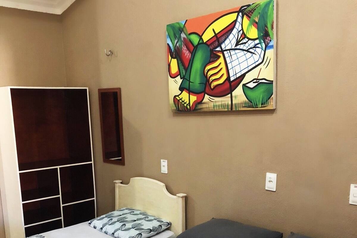 Quarto triplo (Ventilador) | Escrivaninha, ferros/tábuas de passar roupa, Wi-Fi de cortesia