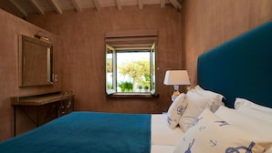 A bedroom with a bed, a window, a desk, and a lamp. - Paparouna (Alonissos)