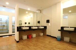 Shower, towels - Morning Sun - Hostel (Surabaya)