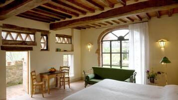 Camera con letto matrimoniale o 2 letti singoli | Una scrivania, culle/letti per bambini (a pagamento), lenzuola