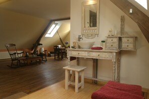 Loft, vista para o jardim | Pia do banheiro