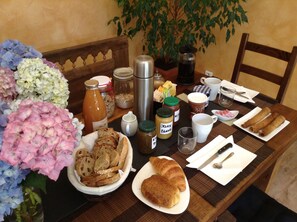 Sudah termasuk sarapan ala kontinental setiap hari