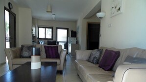 Villa | Sala de estar | Televisión de pantalla plana 
