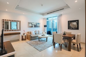 Appartement classique | Aire de séjour | Téléviseur à écran plat