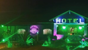 A building with a sign that reads "HOTEL" and another sign that says "ROTA 18". - Road House GO 118 Motorcycle Hotel (Alto Paraíso de Goiás)