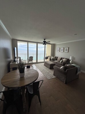 TV, DVD player - ☀️ ☀️ BEACH FRONT - BOOKING SPRING & SUMMER- BEACH CHAIR SERVICE INCLUDED ☀️ ☀️ (Panama City Beach)