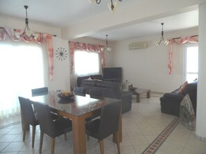 Villa | Woonruimte | Een flatscreentelevisie