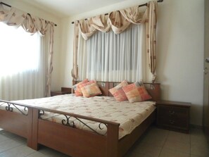 Villa | 4 bedrooms, in-room safe, iron/ironing board, cribs/infant beds - Villa Malamar (Paralimni)