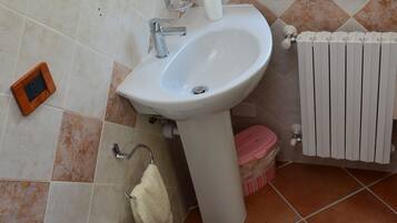 Doppia Deluxe | Bagno | Set di cortesia gratuito, asciugacapelli, asciugamani
