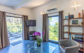 Family Suite (Fakarava) | Living area | Flat-screen TV, books