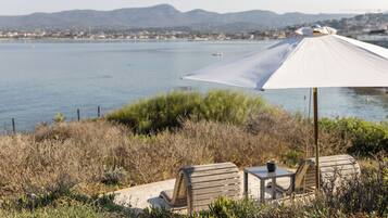 På stranden, solsenger og parasoller