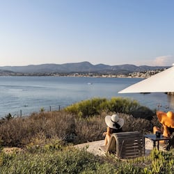 Plage, chaises longues, parasols