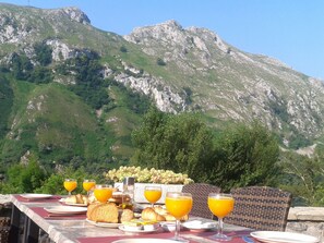 Free daily full breakfast