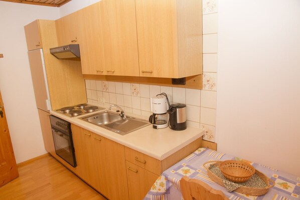 Fridge, microwave, oven, coffee/tea maker