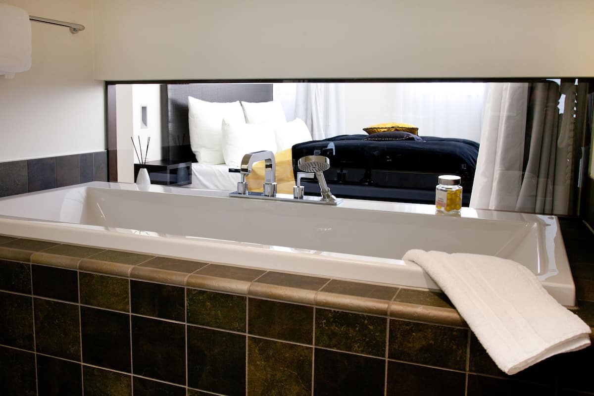 junior suite | deep-soaking bathtub