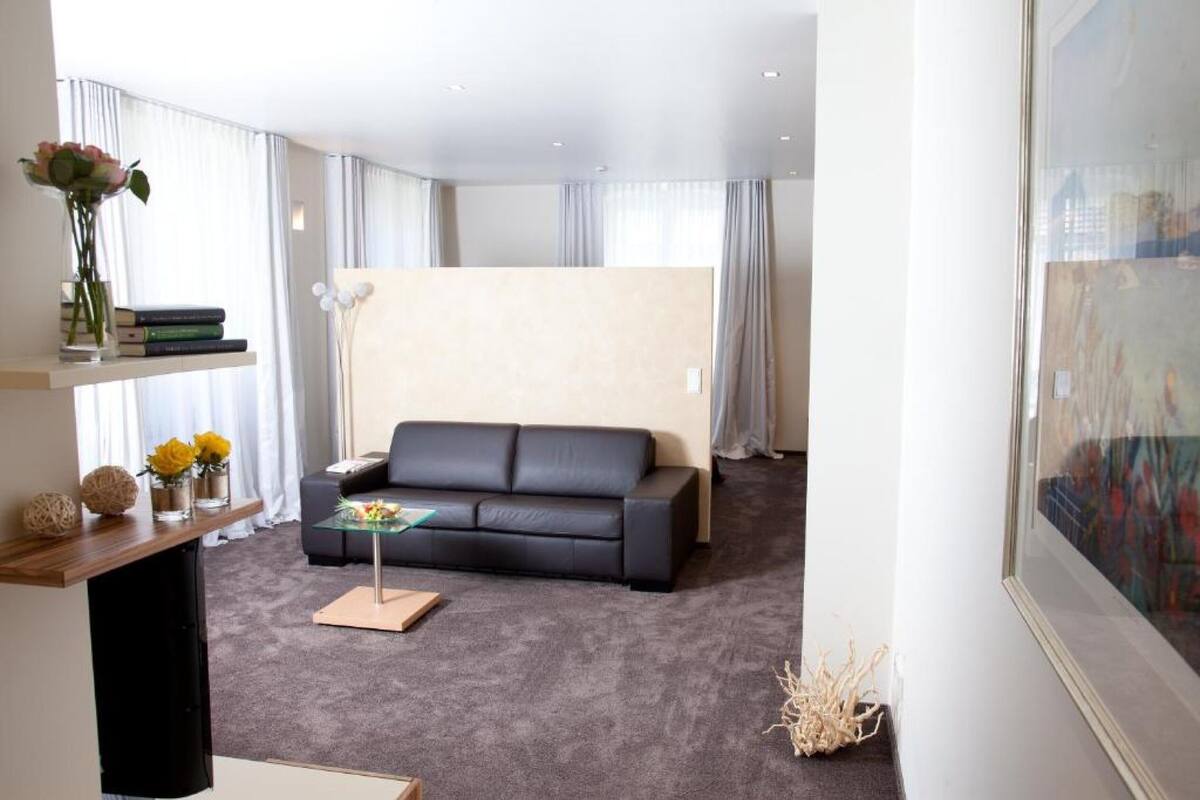 junior suite | living area | flat-screen tv