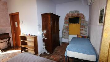 Premium bedding, desk, free WiFi