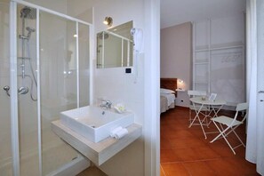 Habitación cuádruple estándar (Aria) | Baño | Ducha, bañera profunda y cabezal de ducha tipo lluvia