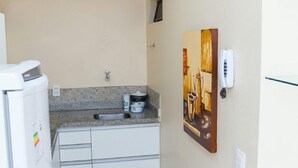 Standard Apartment, 1 Bedroom | Private kitchen | Fridge, microwave, oven, cookware/dishes/utensils - Adriana Flats  Fortaleza (Fortaleza)