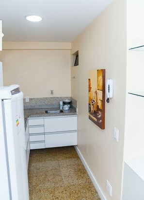 Standard Apartment, 1 Bedroom | Private kitchen | Fridge, microwave, oven, cookware/dishes/utensils - Adriana Flats Fortaleza (Fortaleza)