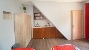Una cocina compacta con armarios de madera, un lavamanos y una pequeña encimera.