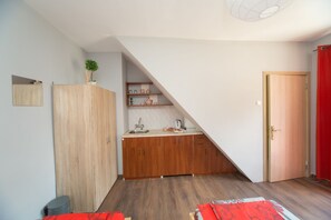 Habitación estándar con 2 camas individuales, 1 habitación | Cocina básica privada | Frigorífico y hervidor eléctrico