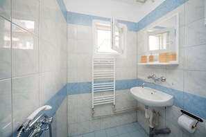 Standard Twin Room, 1 Bedroom | Bathroom | Shower, hair dryer, towels - Peter Pan Guest House (Sofia)