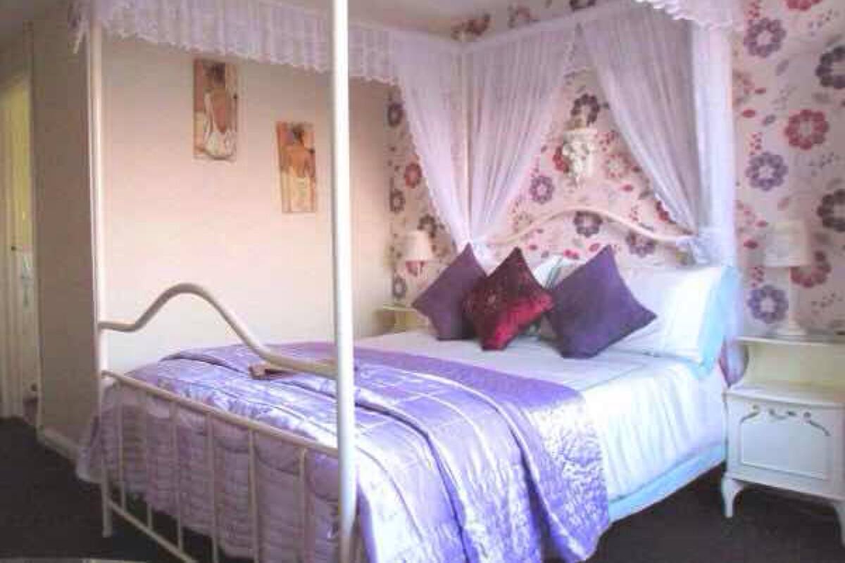 Chambre Standard Double ou avec lits jumeaux | Bureau, fer et planche à repasser, draps fournis