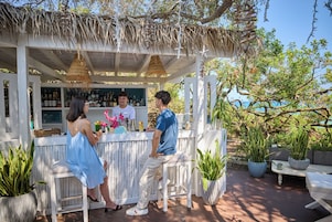 8 bares, bar junto a la piscina