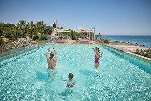 Piscine extérieure (ouverte en saison), parasols de plage
