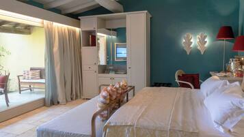 Deluxe Bungalow | Hypo-allergenic bedding, minibar, in-room safe, individually decorated