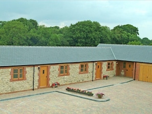 Exterior - Hook Farm Cottages (Swindon)