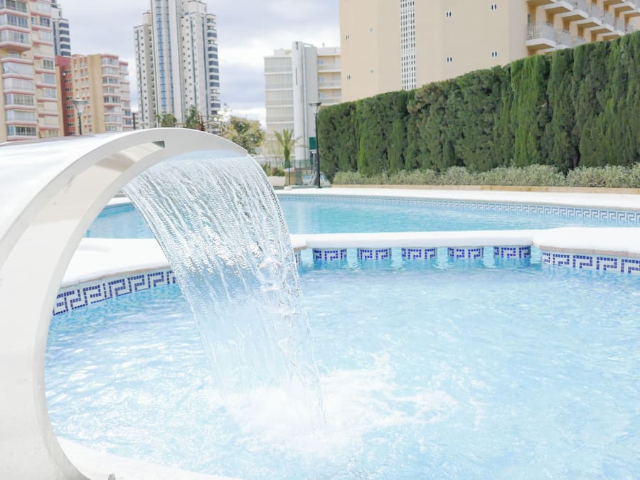 Piscina all'aperto, ombrelloni da piscina, lettini