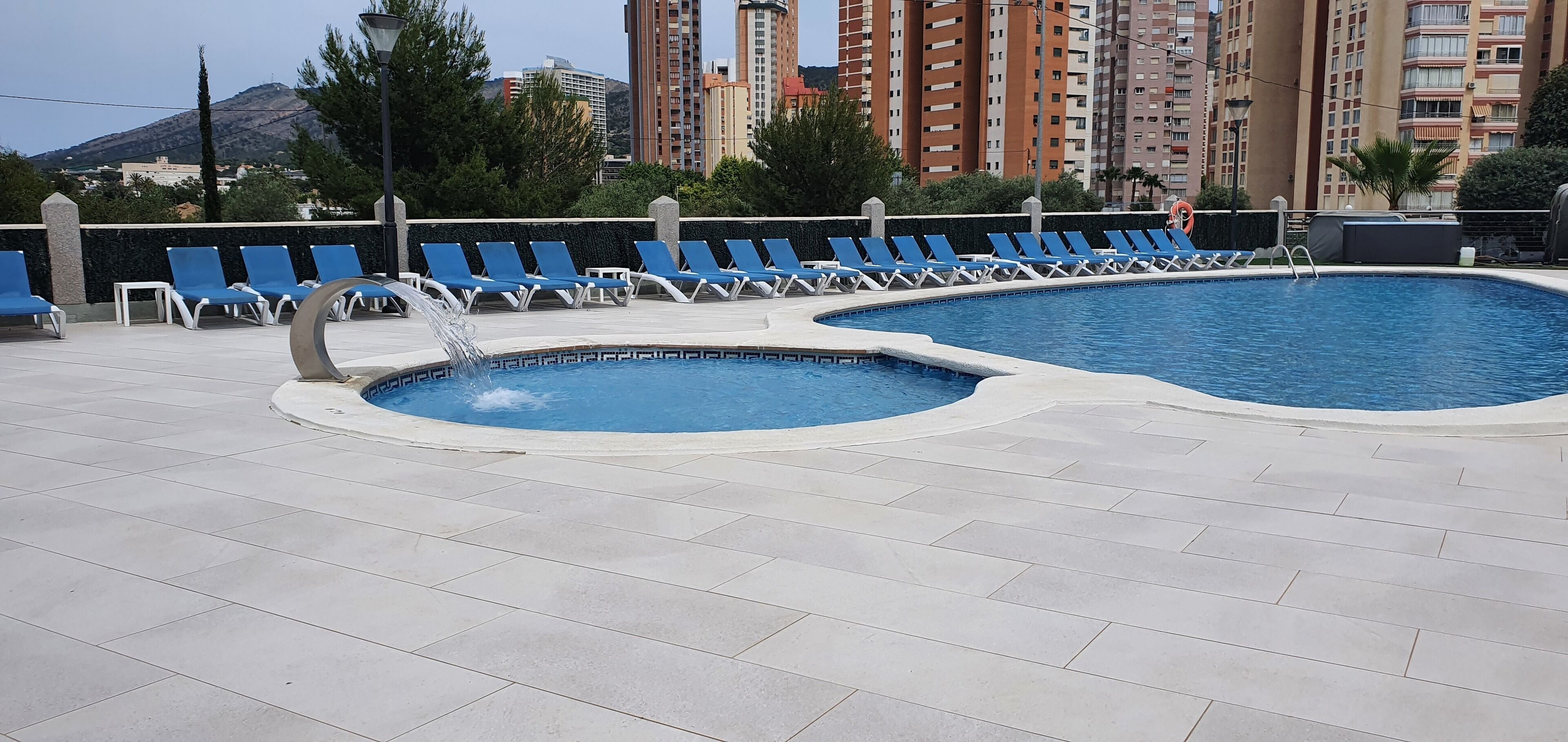 Piscina externa, guarda-sóis, espreguiçadeiras