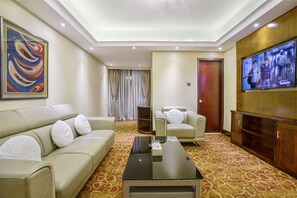 Suite – grand | Oppholdsområde | En 32-tommers LED-TV med Parabol-TV samt TV