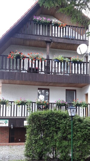 A multi-story building with balconies adorned with flower boxes. - Zur Schmiede (Freiberg)
