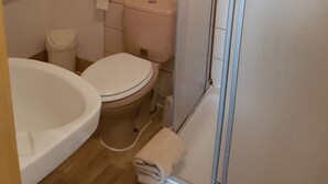 Kylpyhuone, jossa on wc, pesuallas ja suihku.