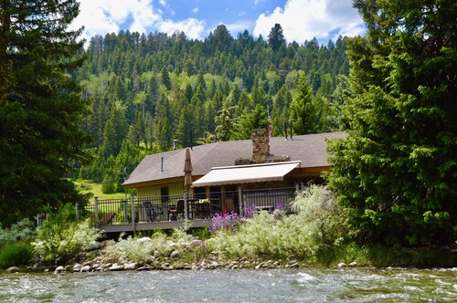 Unique Guesthouse on the Beautiful Gallatin River - Hot Tub w/ Amazing Views!