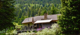 Unique Guesthouse on the Beautiful Gallatin River - Hot Tub w/ Amazing Views!