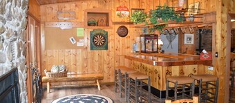 Unique Guesthouse on the Beautiful Gallatin River - Hot Tub w/ Amazing Views!