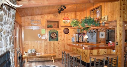 Unique Guesthouse on the Beautiful Gallatin River - Hot Tub w/ Amazing Views!