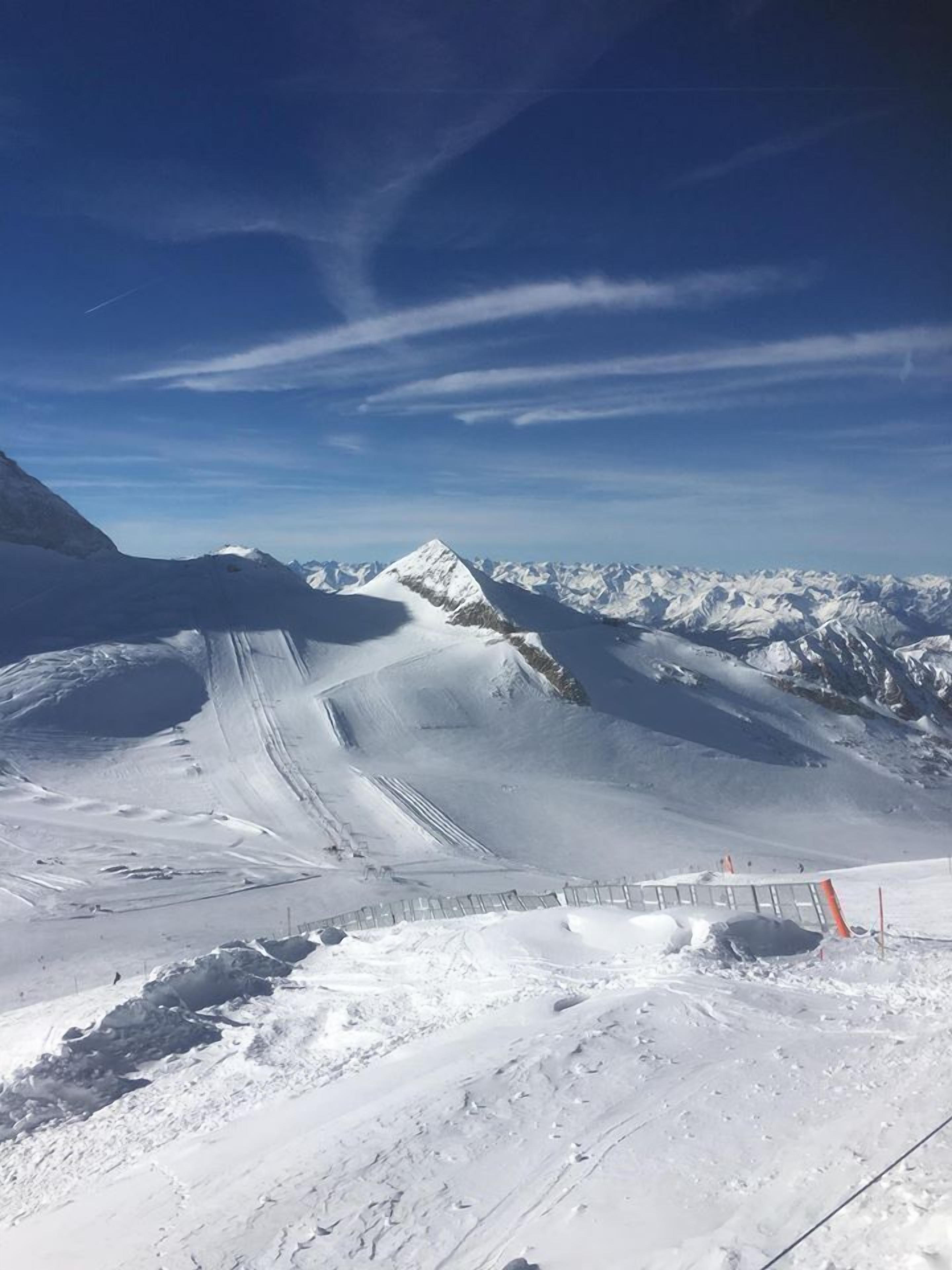 Une pente de montagne recouverte de neige, sous un ciel dégagé.