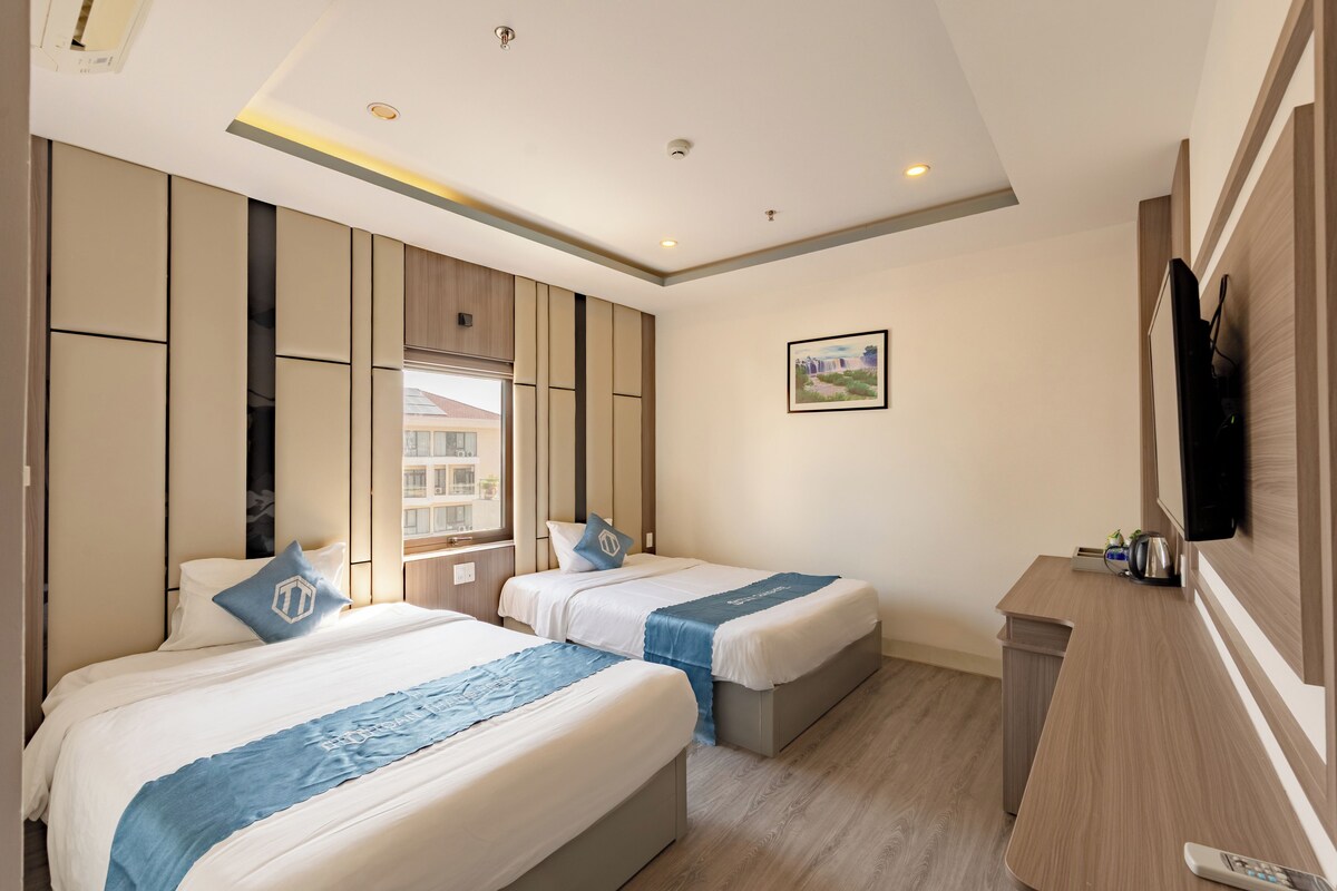 Deluxe Single Room, City View | 1 bedroom, minibar, desk, blackout drapes
