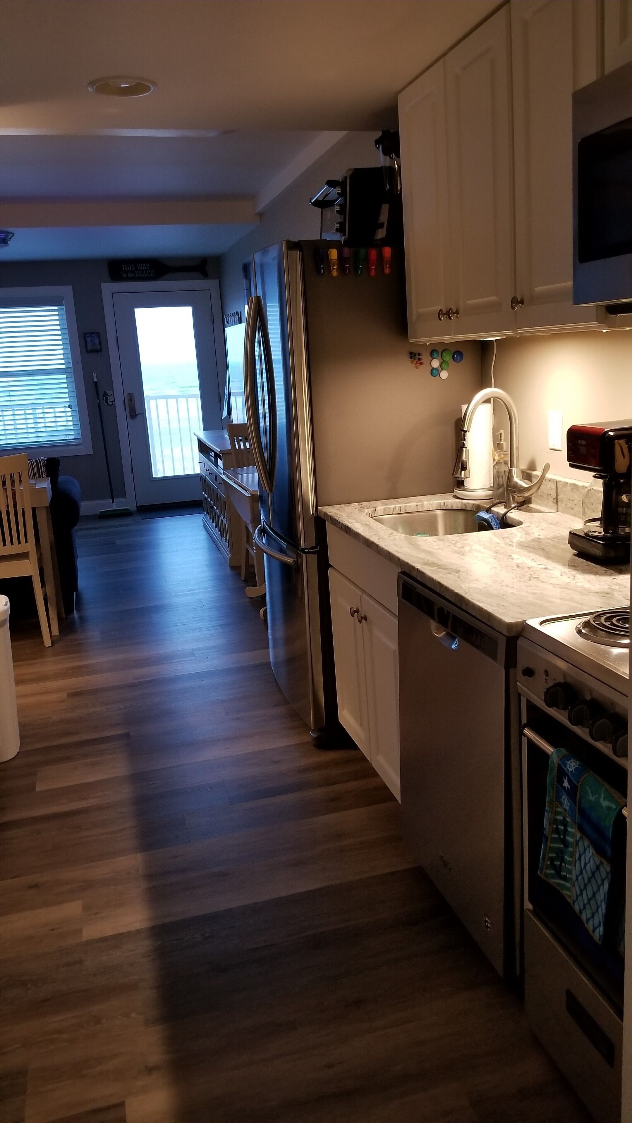 Full-size fridge, microwave, oven, stovetop