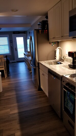 Täysikokoinen jääkaappi, mikroaaltouuni, uuni, liesi